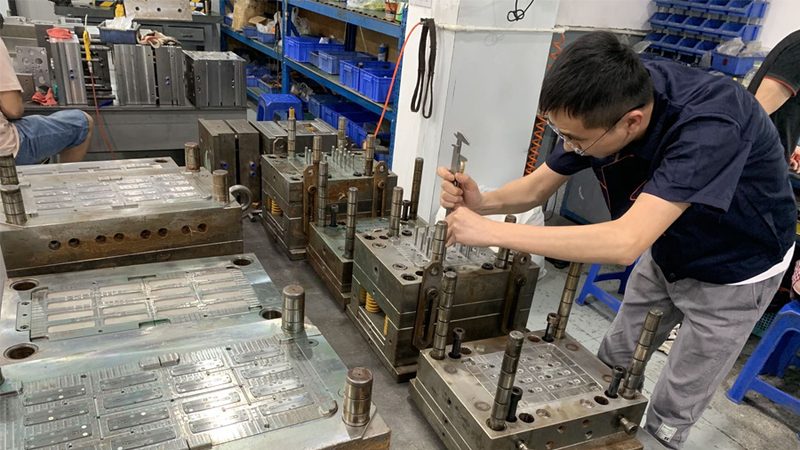 铝合金压铸模具与注塑模具：成本差异背后的工艺解析