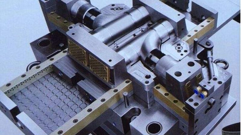 选择靠谱的吹塑模具厂家，需要关注以下关键技术指标：